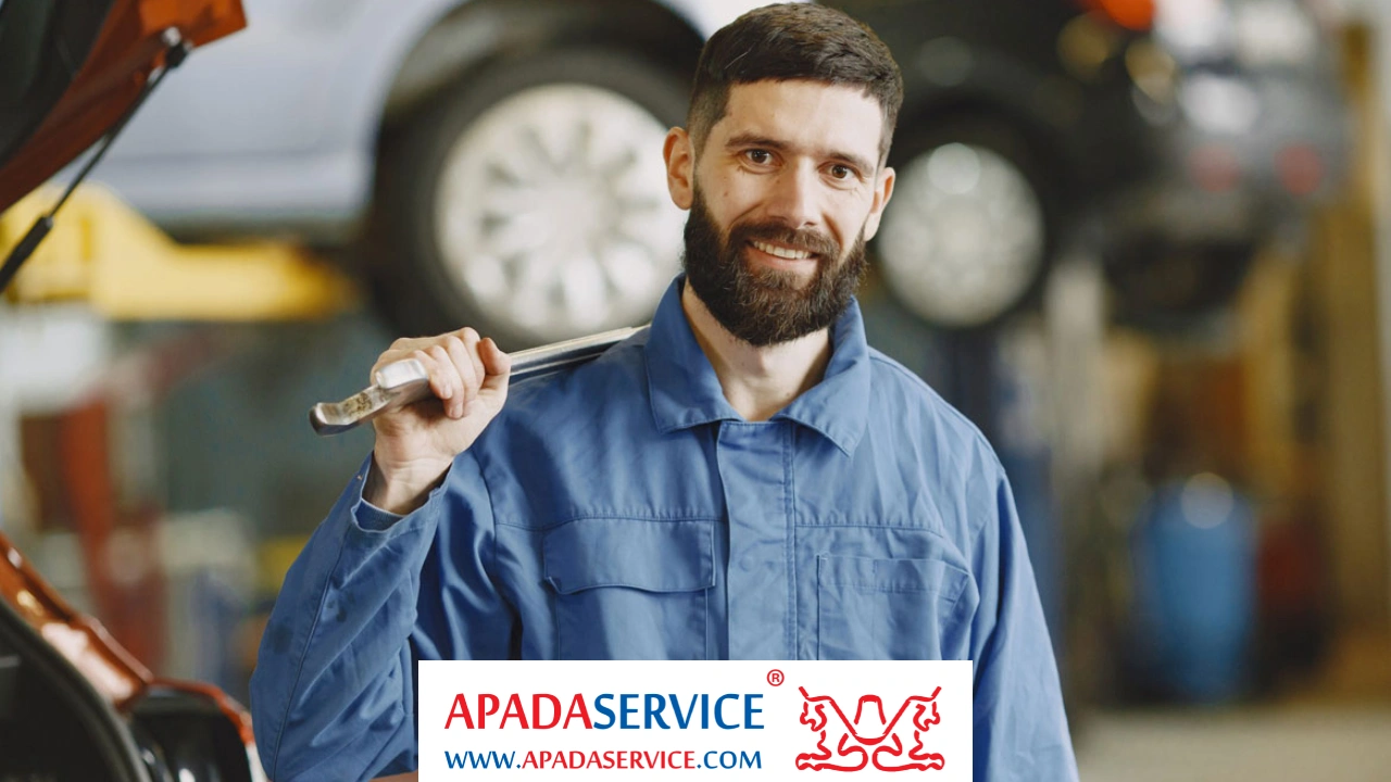 مکانیک در حال تعمیر  | تعمیر سوزوکی گرند ویتارا